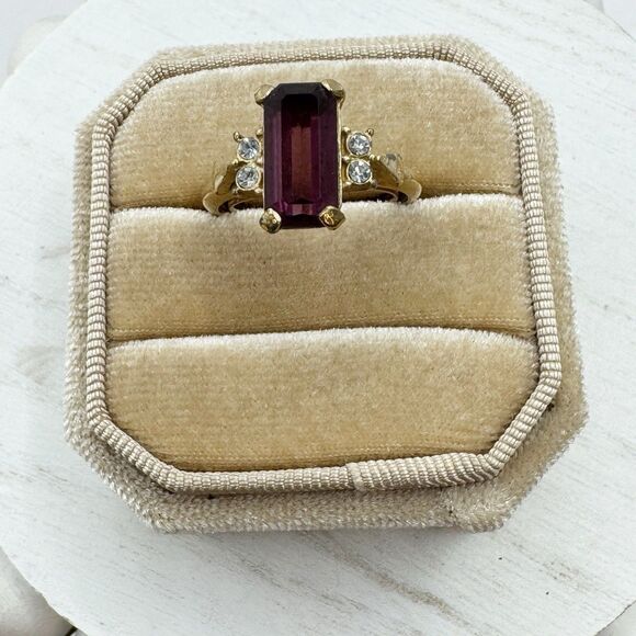 Avon Vtg Plaza IV Amethyst Glass Emerald Cut Cocktail Ring Gold Tone Size 5-6.5 - Picture 2 of 11